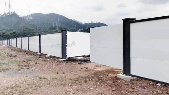 建筑工地大門-施工大門-鋼結(jié)構(gòu)烤漆雙開門-工地大門-深圳市大通建材有限公司鋼圍擋生產(chǎn)定制廠家